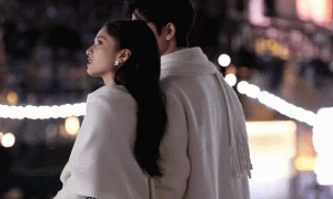 张婧仪张凌赫圣诞亮灯同框，神颜适配度拉满